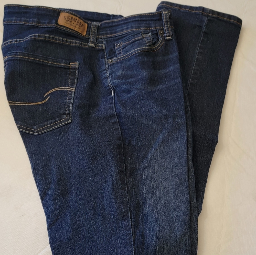 Signature by Levis ladies jeans.